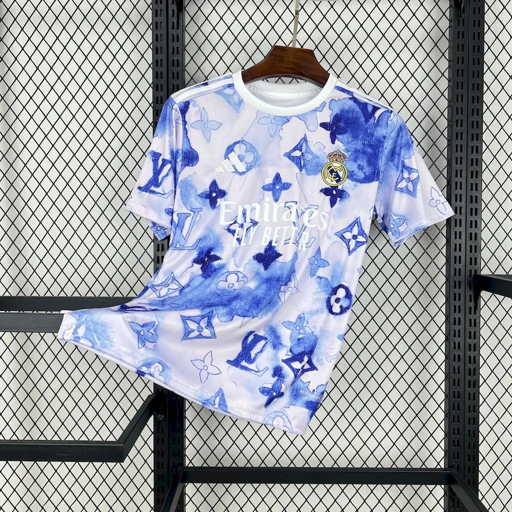 Maillot conceptuel du Real Madrid 2025-26 de la marque Le 12 -ème Maillot, vue frontale avec logo et design moderne.