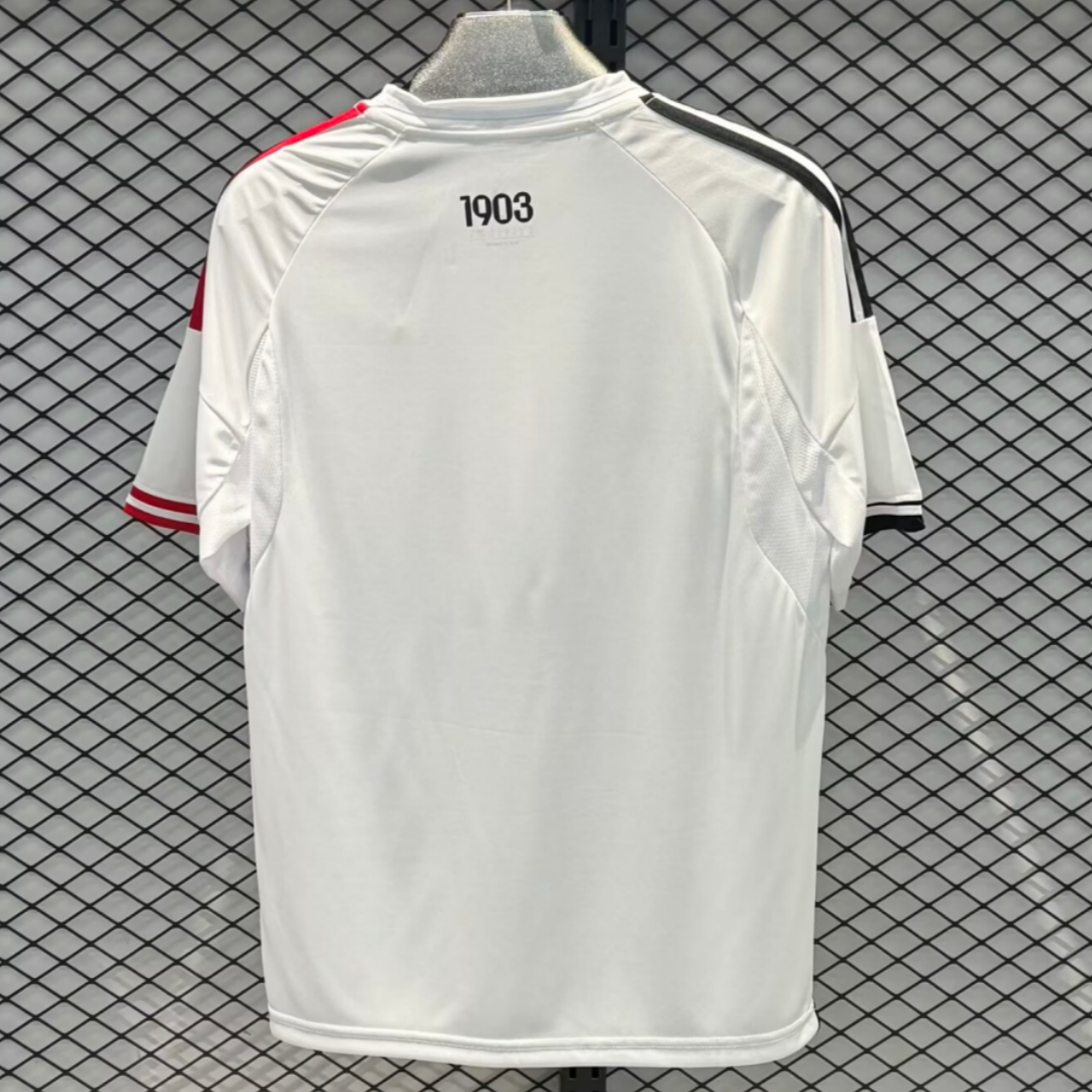 Maillot extérieur 25/26 de Besiktas par Le 12 -ème Maillot, vue de face avec logo et détails du maillot de football.