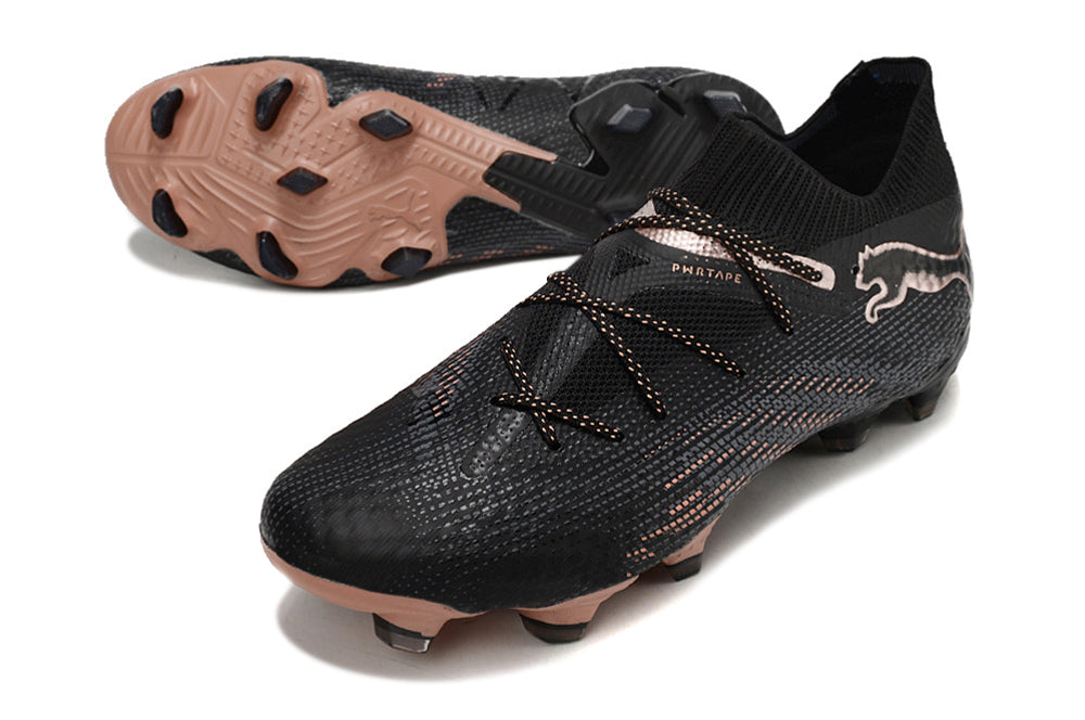 Crampons FUTURE 7 ULTIMATE de Le 12 -ème Maillot, vue des pointes en acier et du cadre en aluminium pour l'escalade.
