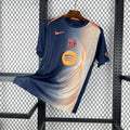 Maillot de football Barcelone 25/26 Le 12 -ème Maillot, maillot spécial A, vue de face avec le logo du club.