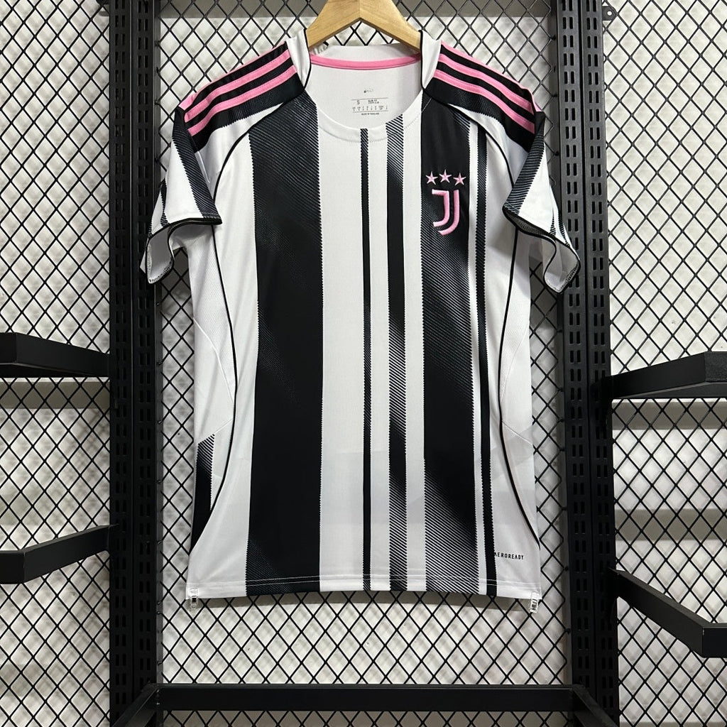 Maillot domicile Juventus 25/26 de la marque Le 12 -ème Maillot, vue de face avec logo et design du maillot.