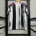 Maillot Juventus 2025-26 Le 12 -ème Maillot, maillot de football avec logo de la Juventus et design moderne, vue de face.