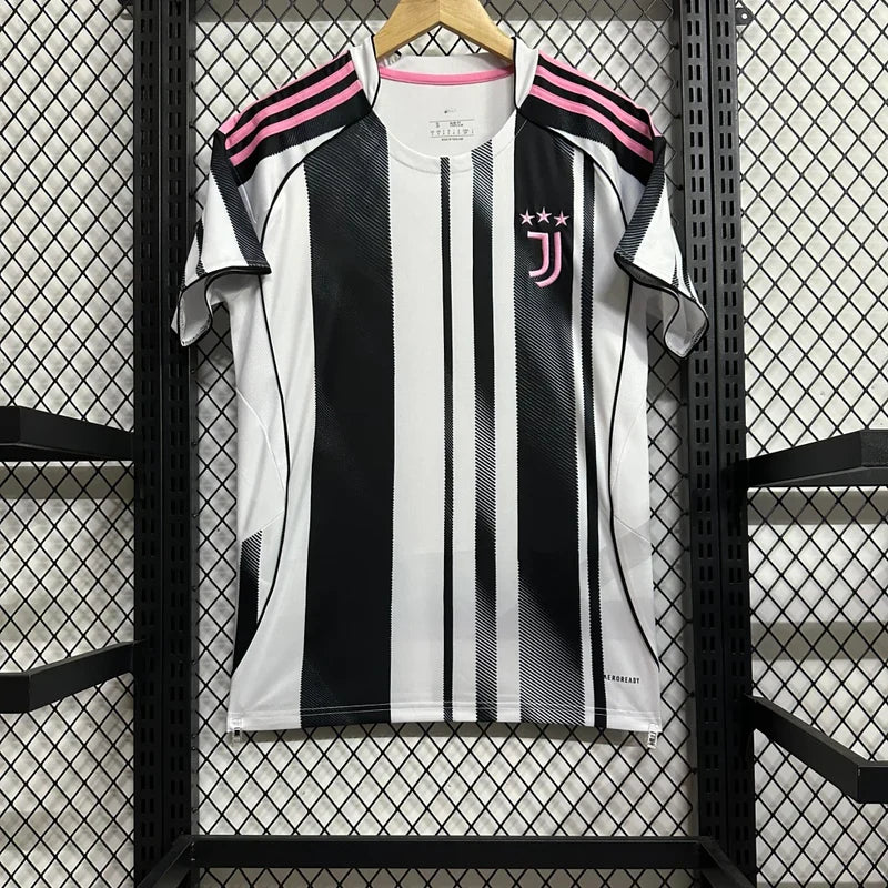 Maillot Juventus 2025-26 Le 12 -ème Maillot, maillot de football avec logo de la Juventus et design moderne, vue de face.