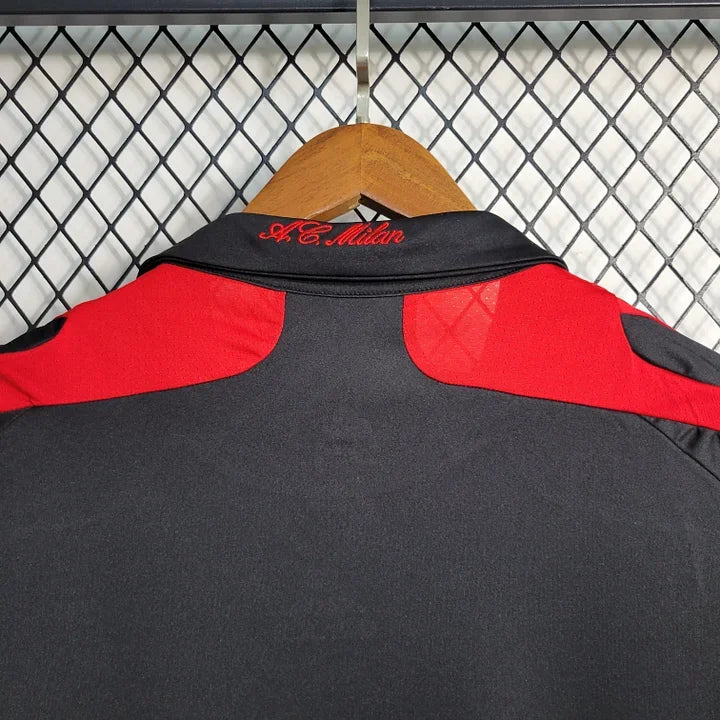 Maillot rétro de l'AC Milan 2007-2008 par Le 12 -ème Maillot, vue de face avec logo et détails du maillot.