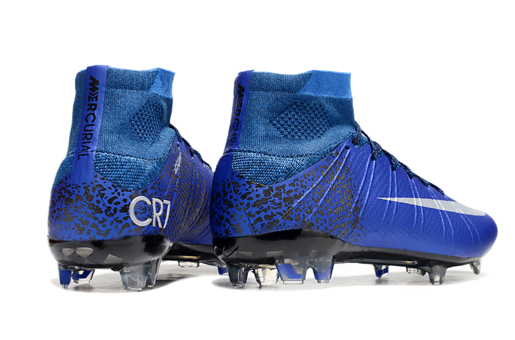 Crampons Mercurial Superfly de Le 12 -ème Maillot, vue en gros plan montrant les pointes en acier et la semelle.