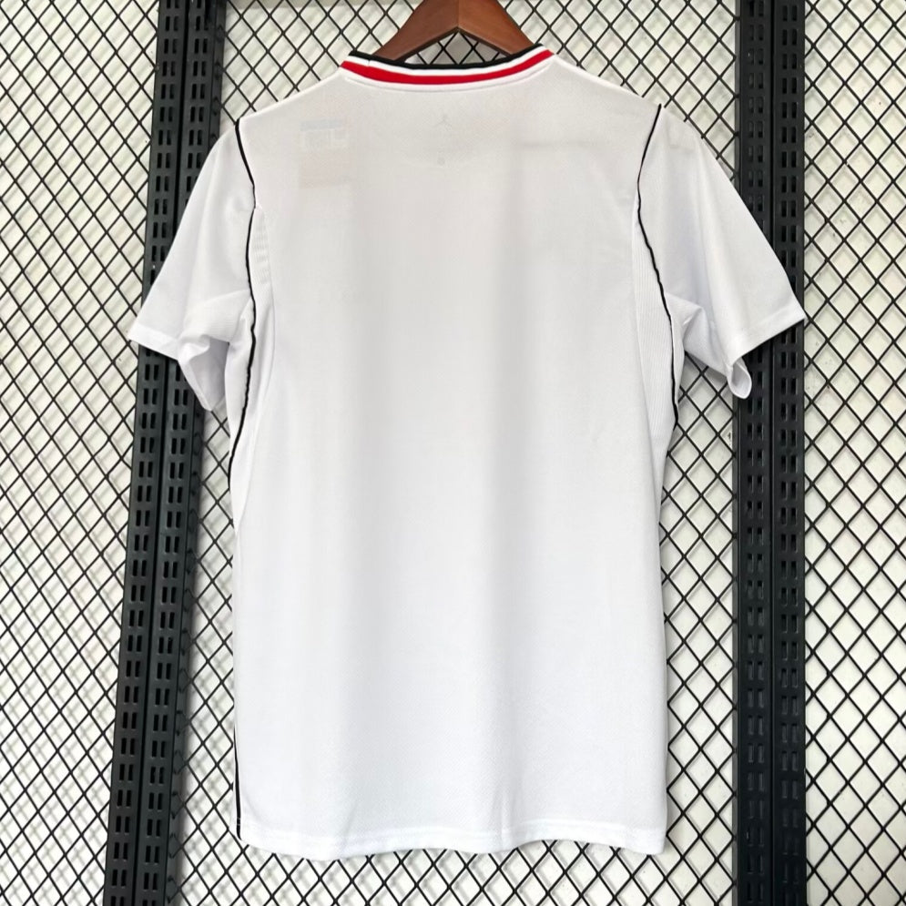 Maillot extérieur France 25/26, modèle Le 12 -ème Maillot, en tissu bleu avec détails blancs et logo officiel.