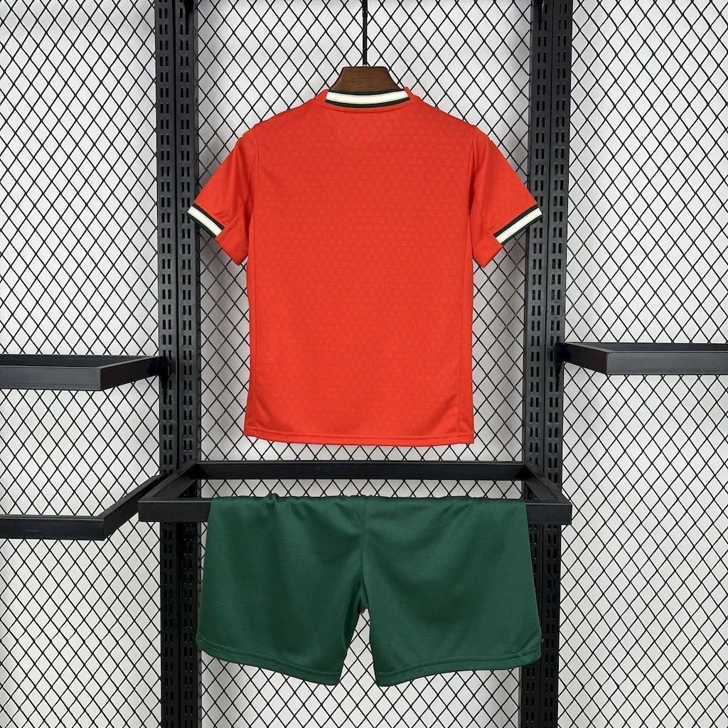 Enfant portant le kit Portugal 2025 de Le 12 -ème Maillot, maillot et short aux couleurs du Portugal, prêt pour le sport.