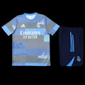 Ensemble Real Madrid avec maillot officiel Le 12 -ème Maillot, logo et couleurs du club sur le devant, prêt à porter.