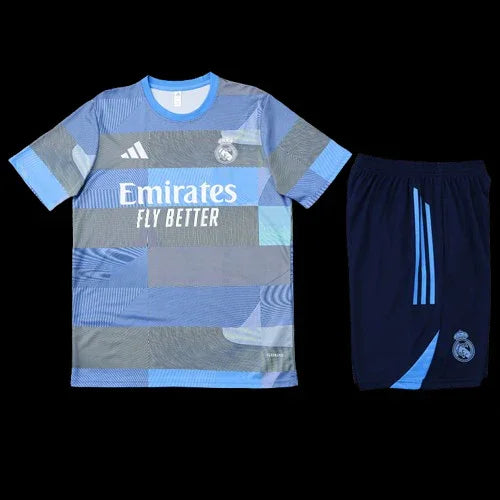 Ensemble Real Madrid avec maillot officiel Le 12 -ème Maillot, logo et couleurs du club sur le devant, prêt à porter.