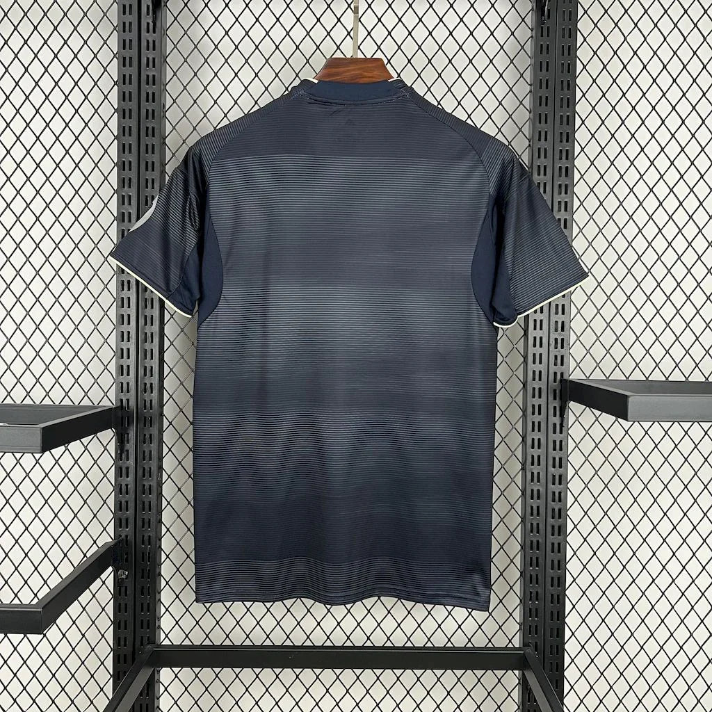 Maillot extérieur du Real Madrid 2025-26 de la marque Le 12-ème Maillot, vue de face avec le logo et les détails du maillot.