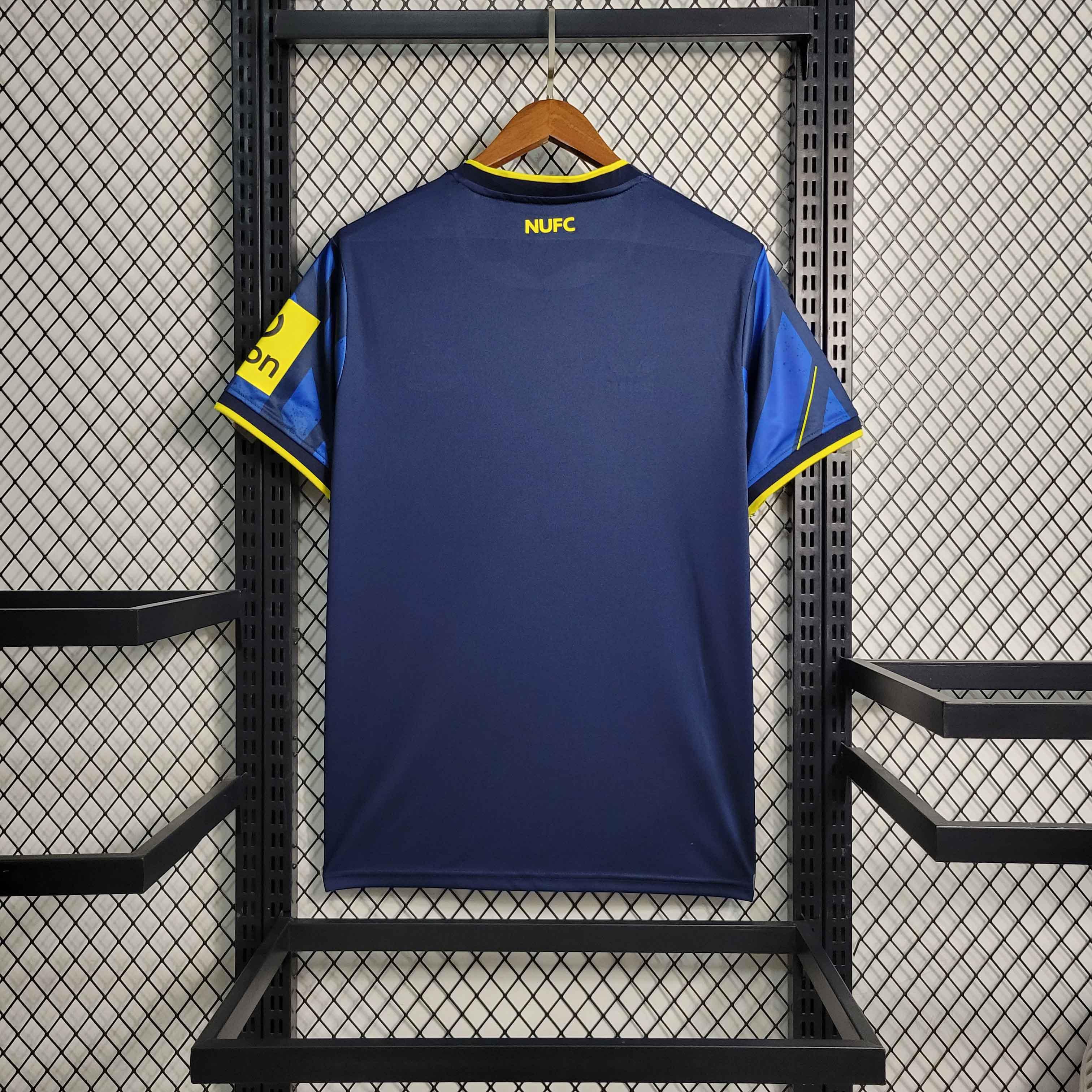 Maillot extérieur Newcastle 2023-24 Le 12 -ème Maillot, maillot de football avec logo et couleurs officielles.
