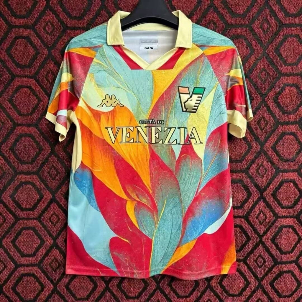 Maillot 24/25 Venezia FC Le 12 -ème Maillot, maillot de football avec logo et détails de l'équipe Venezia en bleu et blanc