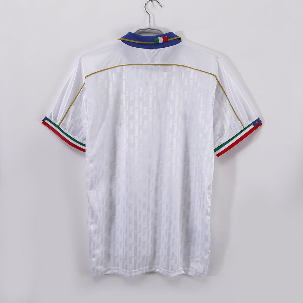 Maillot extérieur rétro de l'équipe d'Italie 1995, marque Le 12, couleur blanche avec détails bleus.