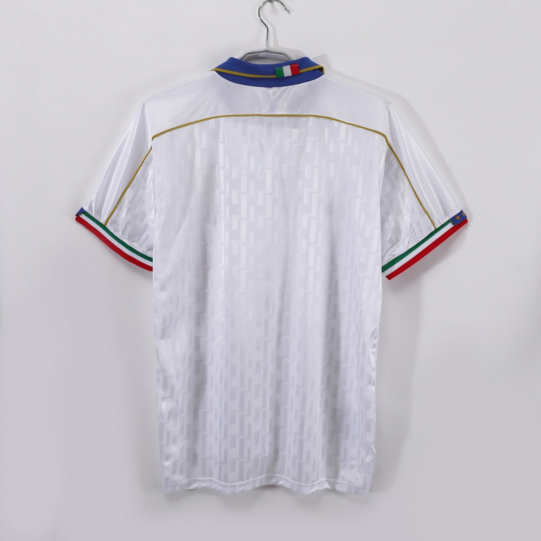 Maillot extérieur rétro de l'équipe d'Italie 1995, marque Le 12, couleur blanche avec détails bleus.