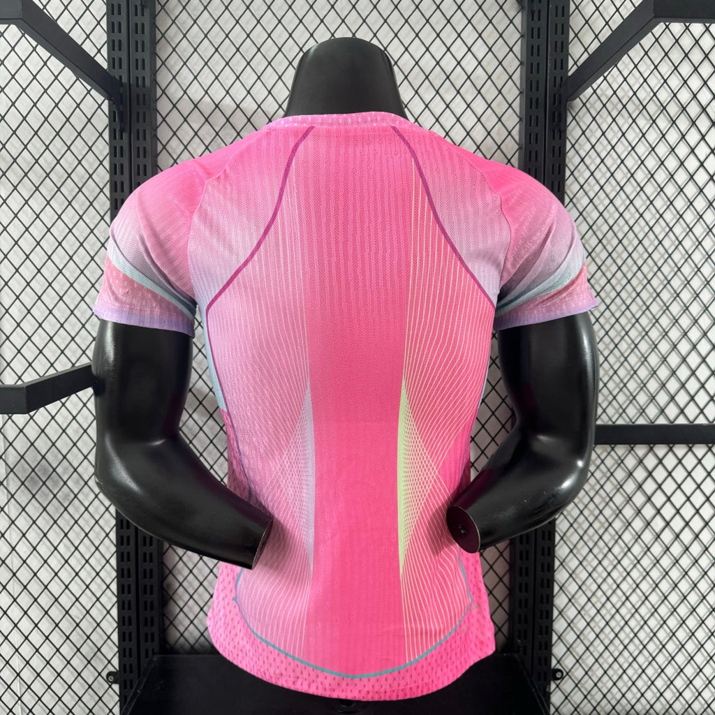 Maillot de football Barcelone 25/26 rose Le 12 -ème, vue du devant avec logo et détails du maillot.