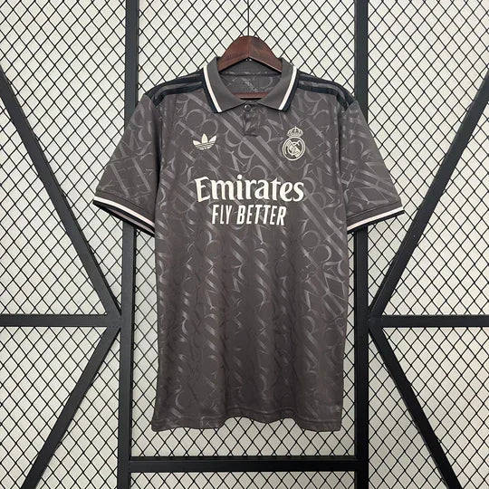 Maillot Real Madrid third noir 2024/25 de Le 12 -ème Maillot, vue de face avec logo et détails du design noir.