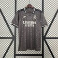 Maillot Real Madrid third noir 2024/25 de Le 12 -ème Maillot, vue de face avec logo et détails du design noir.