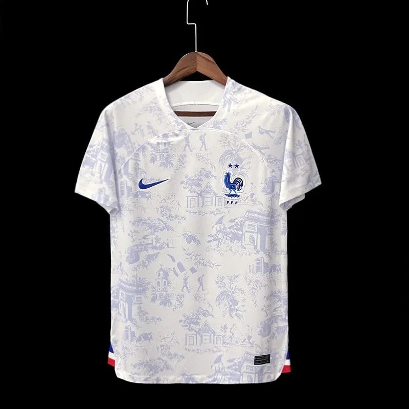 Maillot extérieur de la France 2022-2023, coupe du monde, par Le 12ème Maillot, logo et design bleu avec détails rouges et blancs.