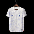 Maillot extérieur de la France 2022-2023, coupe du monde, par Le 12ème Maillot, logo et design bleu avec détails rouges et blancs.