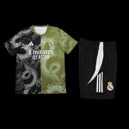 Ensemble Real Madrid avec maillot officiel Le 12 -ème Maillot, maillot de football blanc avec logo du club et détails en bleu.
