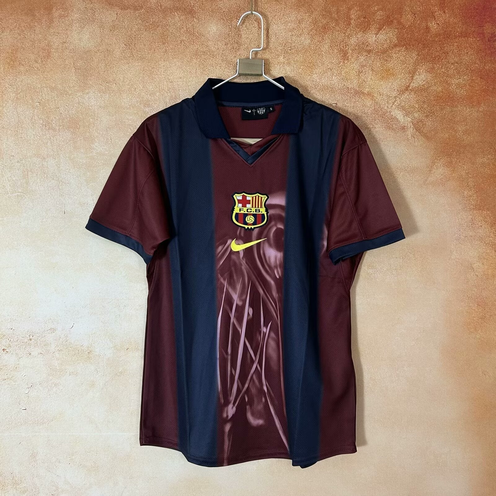 Maillot de football rétro Barcelone noir 25/26 Le 12-ème Maillot, détails du design spécial et logo du club visible.