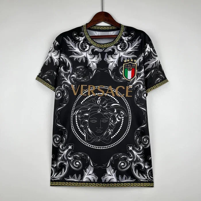 Maillot Italie 2023-2024 en noir, collaboration Versace, par Le 12 -ème Maillot, avec détails du design visible.