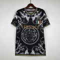 Maillot Italie 2023-2024 en noir, collaboration Versace, par Le 12 -ème Maillot, avec détails du design visible.