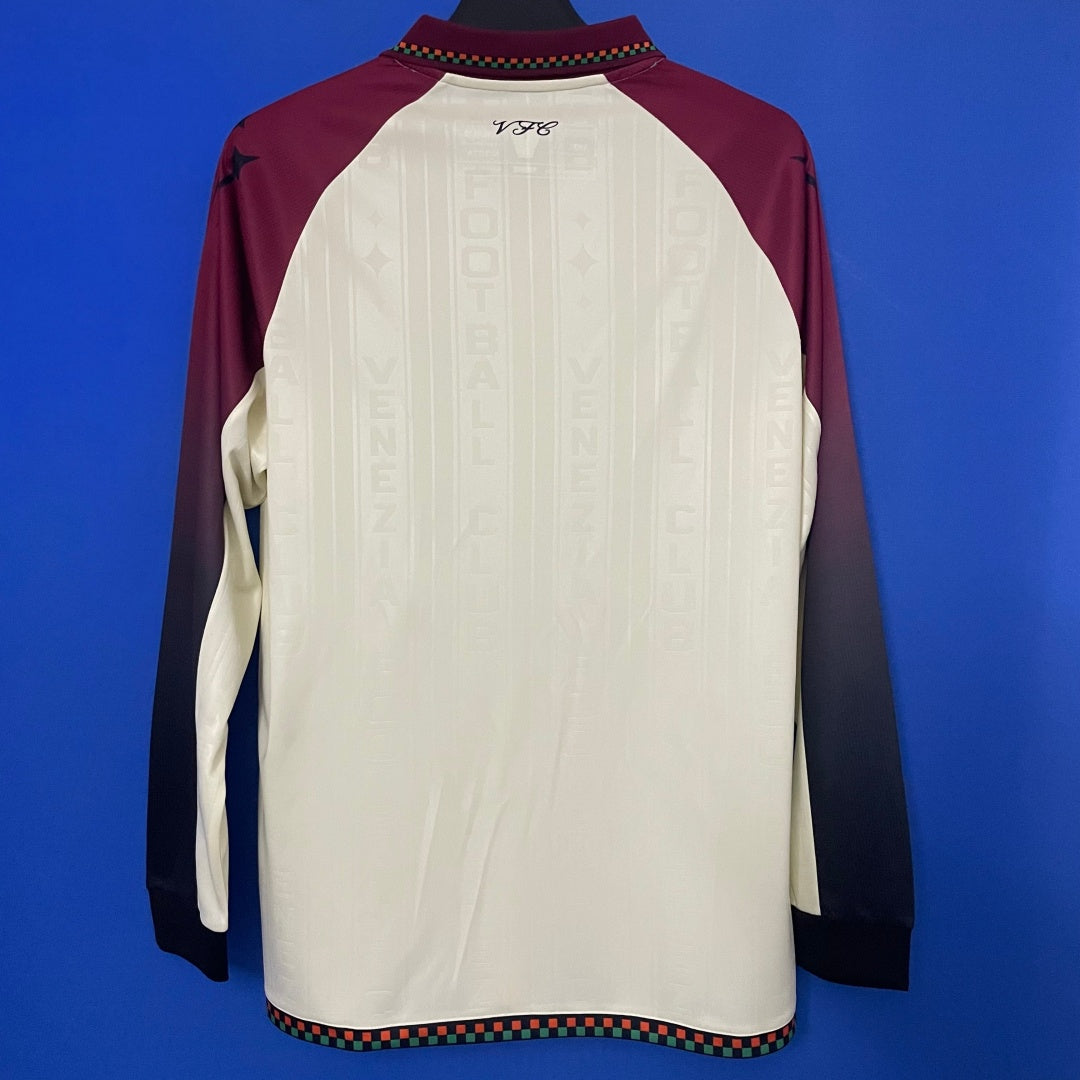 Maillot long manches extérieures Le 12 -ème Venise 25/26 pour enfants, tissu coloré avec motifs sportifs.