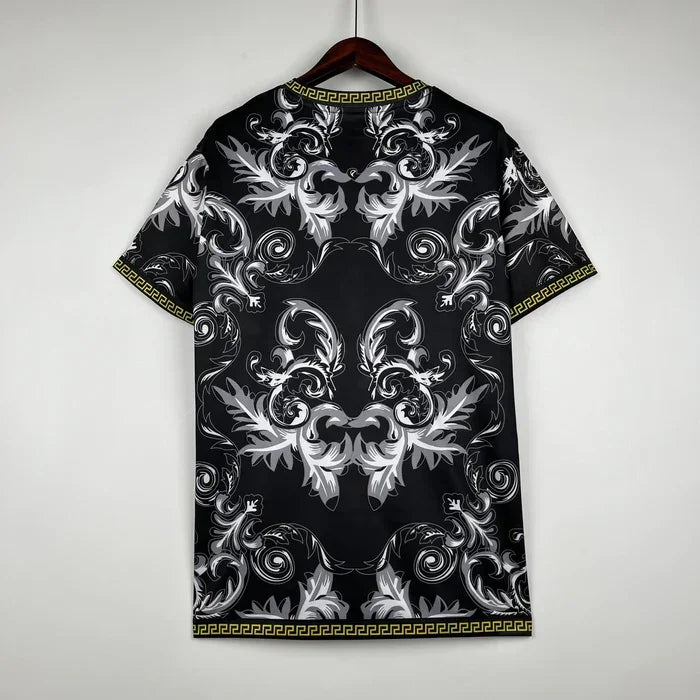 Maillot de football Italie 2023-2024 en collaboration avec Versace, noir, de la marque Le 12 -ème Maillot, vue de face.
