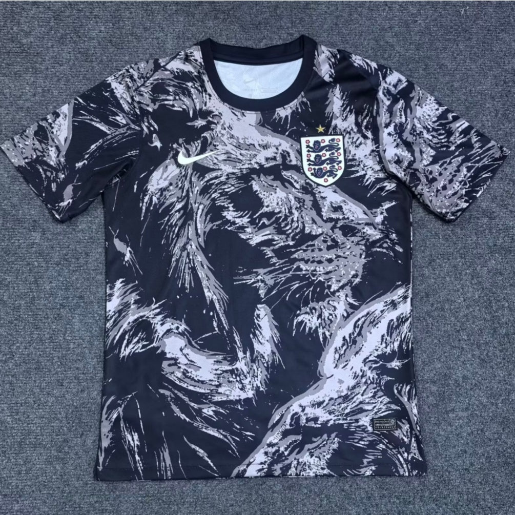 Maillot gris spécial Angleterre 25/26 de la marque Le 12 -ème Maillot, vue de face avec logo et détails du tissu.