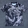 Maillot gris spécial Angleterre 25/26 de la marque Le 12 -ème Maillot, vue de face avec logo et détails du tissu.