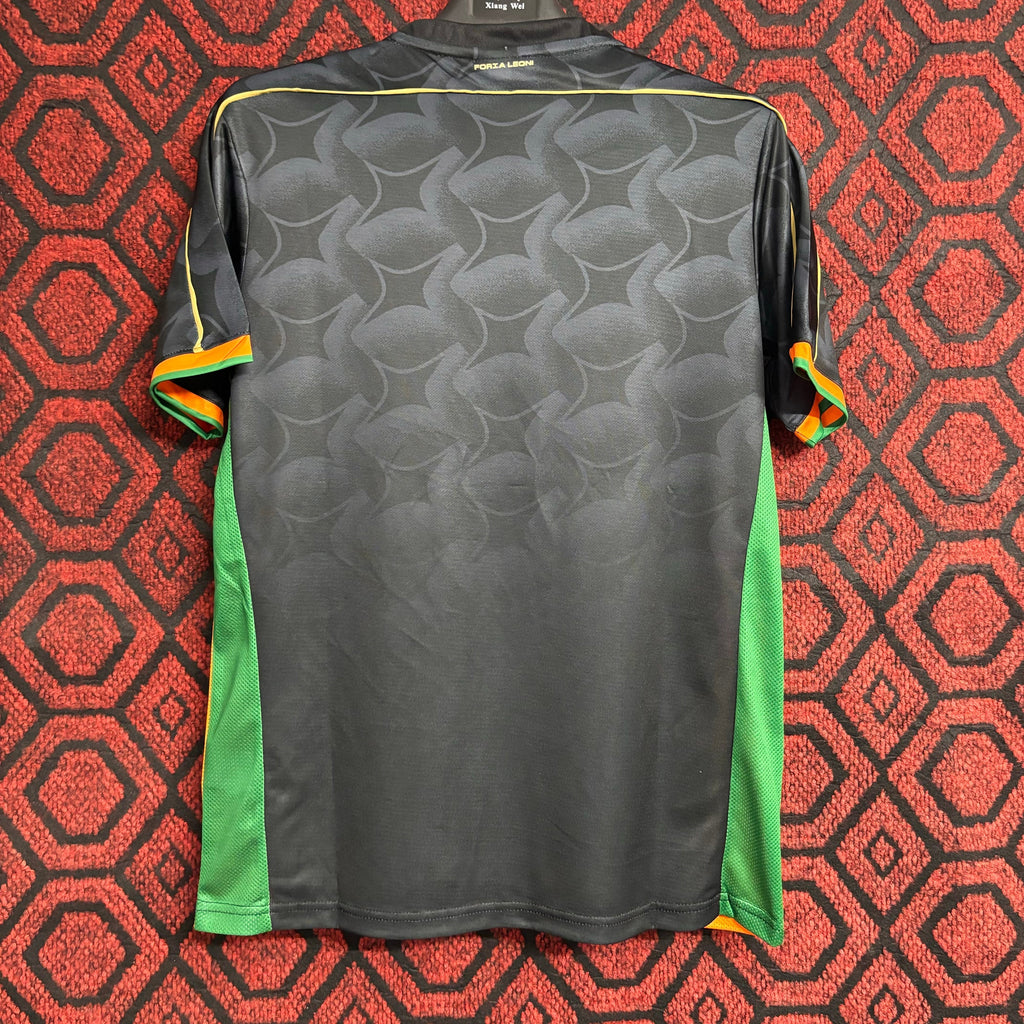 Maillot de football domicile Venezia 24/25 Le 12-ème Maillot, design spécial, maillot blanc avec détails rouges et verts.