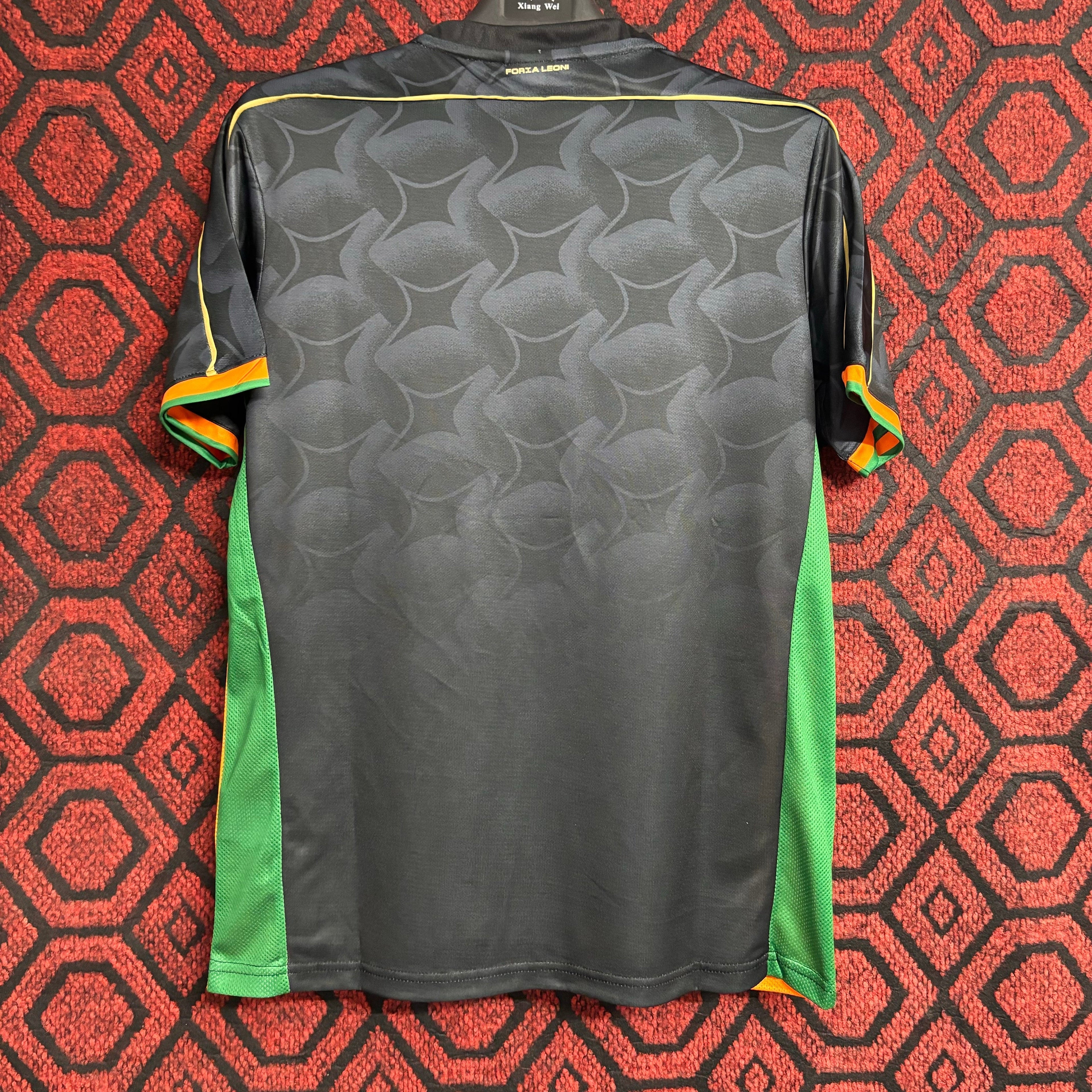 Maillot de football domicile Venezia 24/25 Le 12-ème Maillot, design spécial, maillot blanc avec détails rouges et verts.