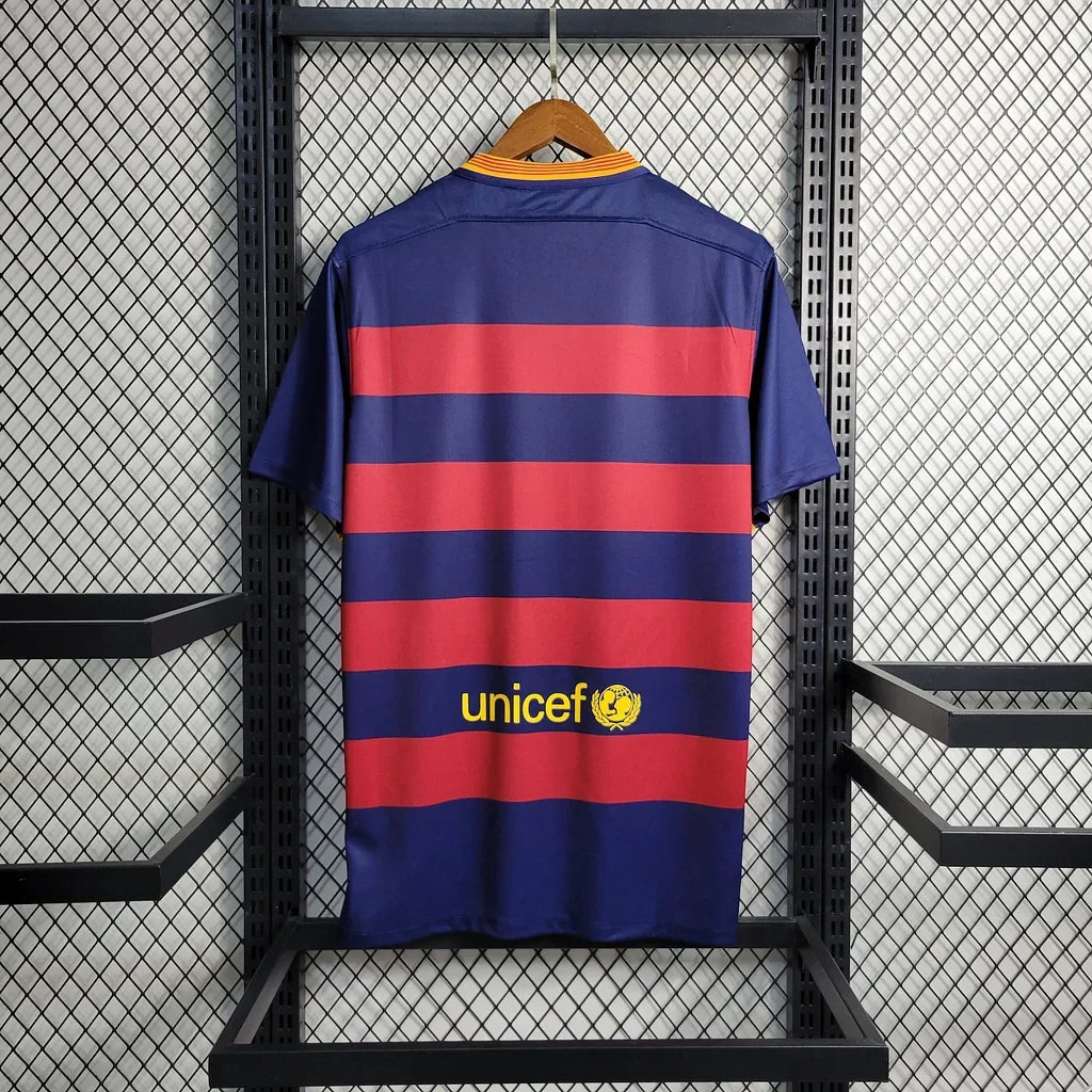 Maillot rétro FC Barcelone 2015-2016 Le 12-ème Maillot, maillot de football bleu avec le logo du club et le numéro 10.