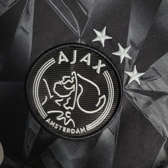 Maillot third noir de l'Ajax 2023-2024, édition spéciale, avec logo du club et détails de design sur le maillot Le 12 -ème Maillot