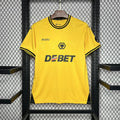 Maillot de football Wolves 2024-25 Le 12 -ème Maillot, maillot officiel avec logo et détails du club sur le front et les épaules.