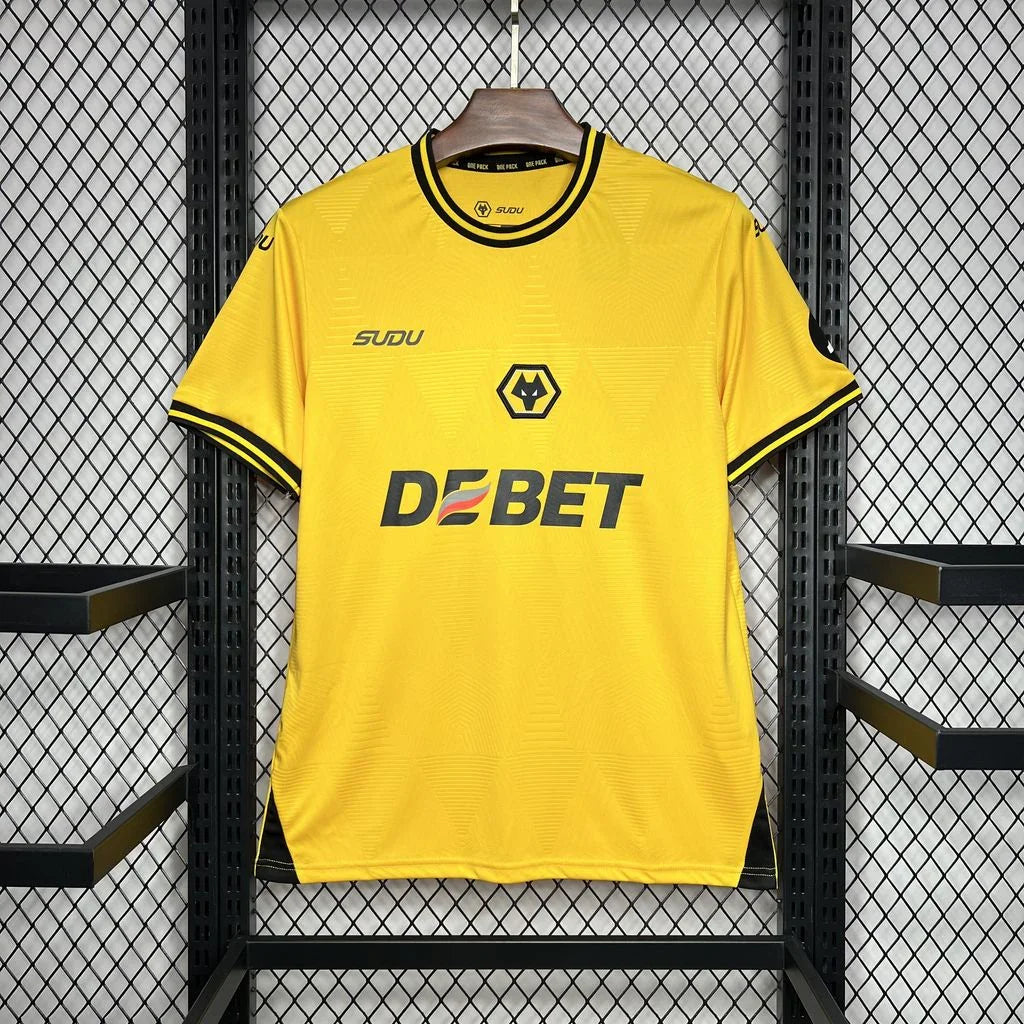 Maillot de football Wolves 2024-25 Le 12 -ème Maillot, maillot officiel avec logo et détails du club sur le front et les épaules.