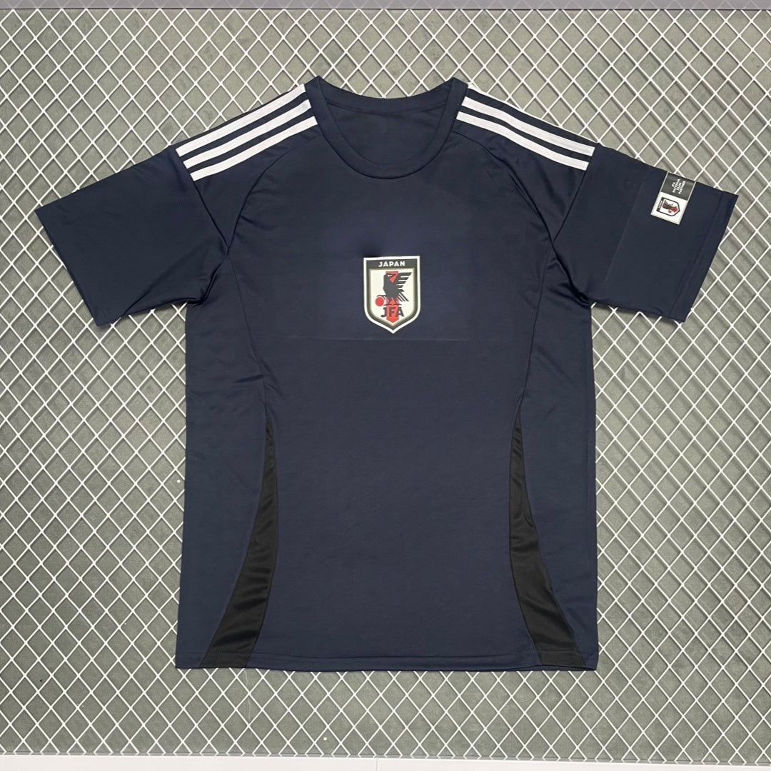 Maillot de football 25/26 Japon Le 12 -ème Maillot, noir, détails sportifs, vue frontale.