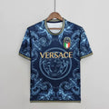 Maillot de football Italie 2023-2024 Le 12, design bleu et doré, vue de face avec détails du logo et des motifs.