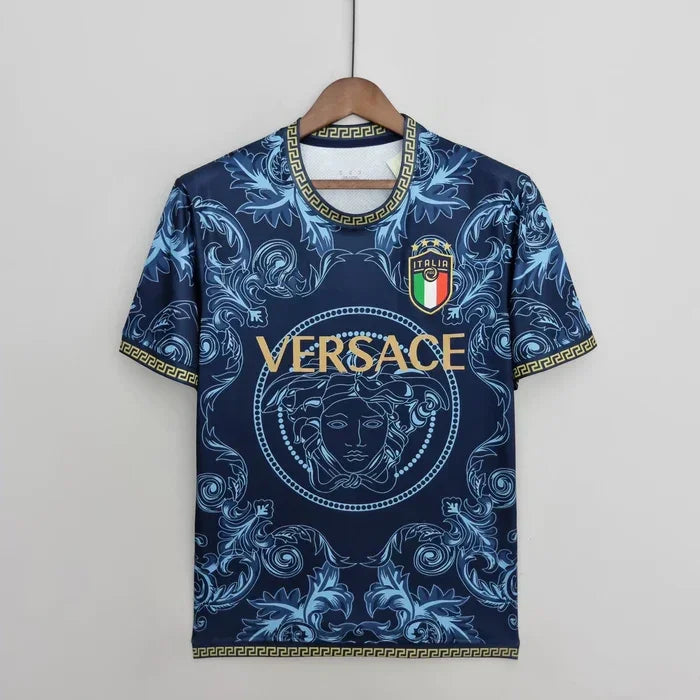 Maillot de football Italie 2023-2024 Le 12, design bleu et doré, vue de face avec détails du logo et des motifs.