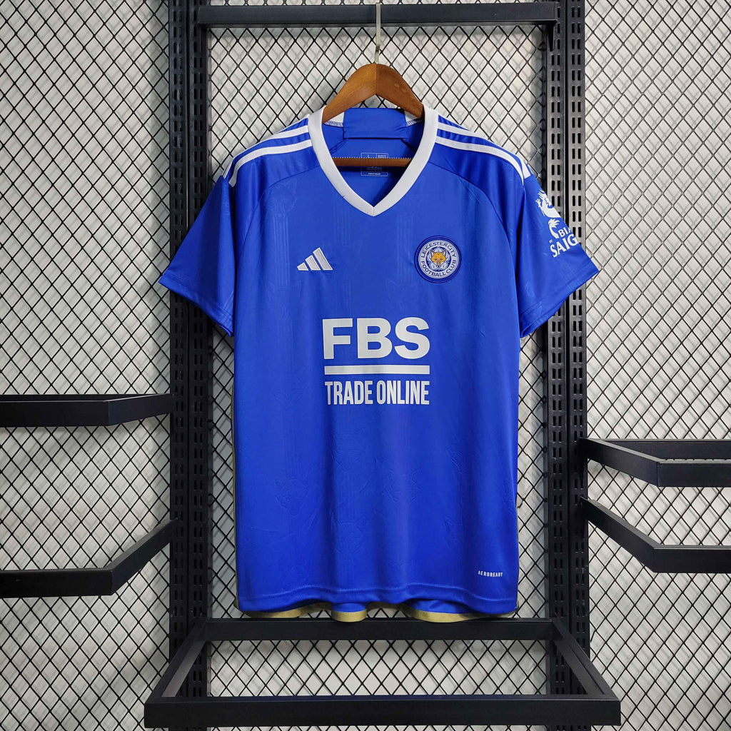 Maillot Leicester City 2023-24 de la marque Le 12-ème Maillot, vue de face avec logo et motifs du club.