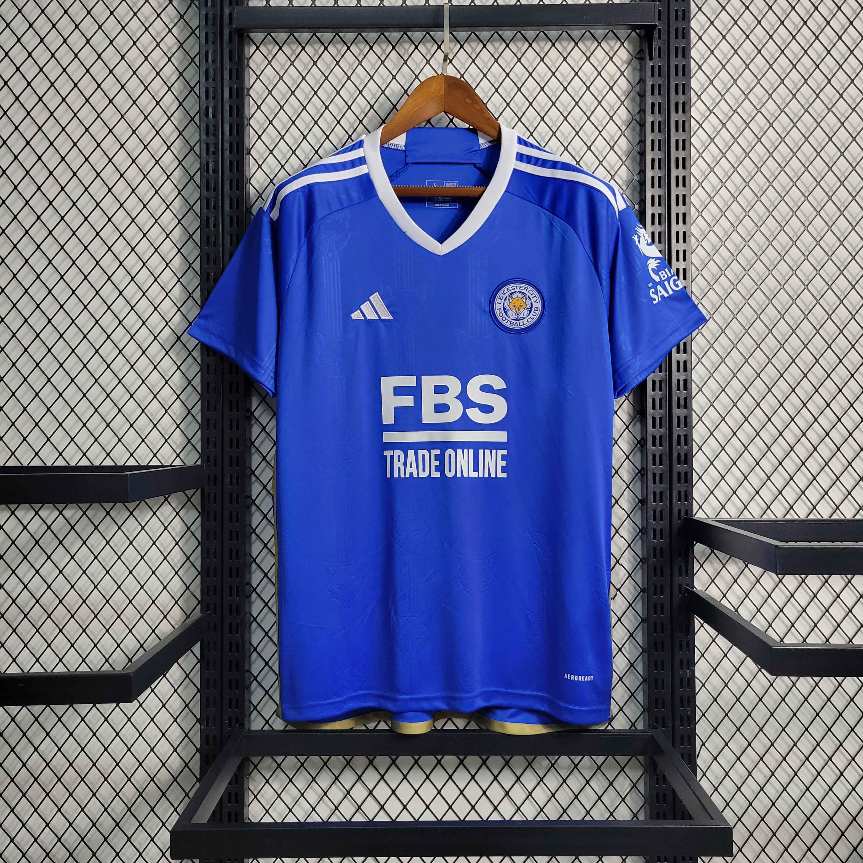 Maillot Leicester City 2023-24 de la marque Le 12-ème Maillot, vue de face avec logo et motifs du club.