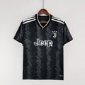 Maillot Juventus saison 2022-2023 extérieur noir, par Le 12-ème Maillot, affiché sur un mannequin avec logo et design sportif.