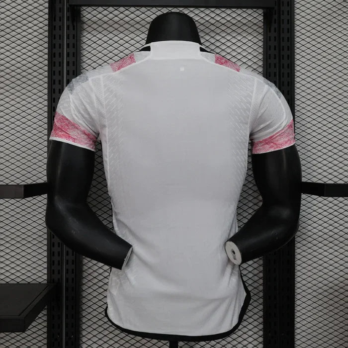 Maillot Juventus saison 2023-2024 édition spéciale version joueur, maillot de football noir et blanc avec logo Juventus et détails sportifs