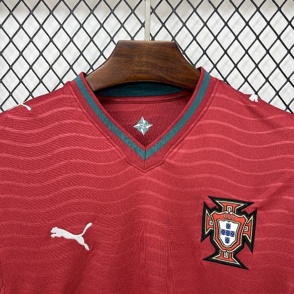 Maillot Portugal 2026 de la marque Le 12 -ème Maillot, vue de face avec logo et détails du design.