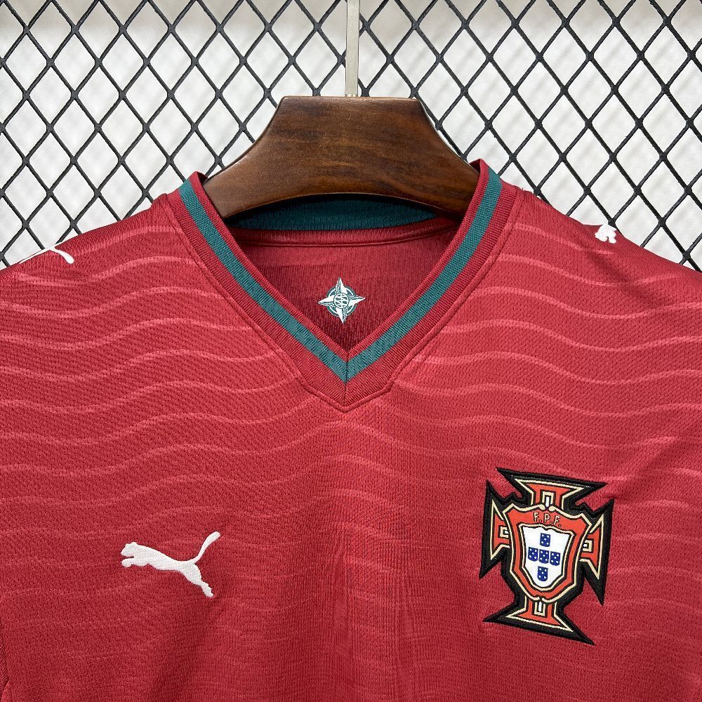 Maillot Portugal Coupe du Monde 2026 Le 12 -ème Maillot, maillot de football avec drapeau portugais et logo officiel.