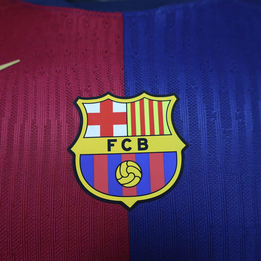 Maillot à manches longues Le 12 -ème Maillot 24-25 Barcelone, tissu technique bleu avec logo du club, vue de face.