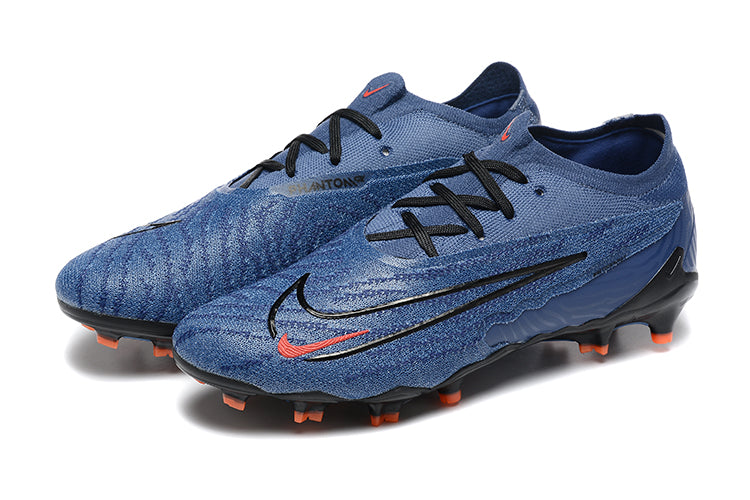 Crampons Phantom GX Elite FG de Le 12 -ème Maillot, fixés sur une paire de chaussures de montagne, avec pointes en acier.