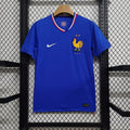 Maillot domicile France 2024/2025 Le 12 -ème Maillot, maillot de football rouge, bleu et blanc avec logo de l'équipe nationale.