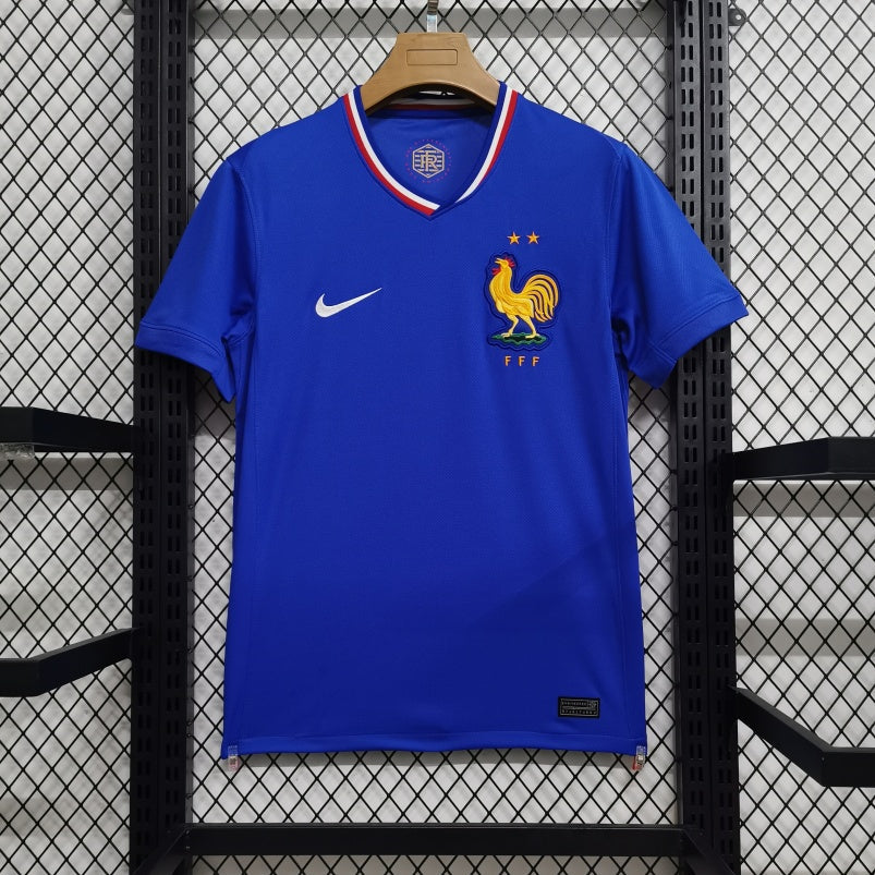 Maillot domicile France 2024/2025 Le 12 -ème Maillot, maillot de football rouge, bleu et blanc avec logo de l'équipe nationale.